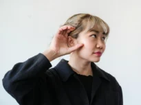 E adevărat că dacă închizi ochii, auzi mai bine? Studiu cu rezultate neașteptate