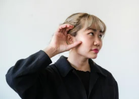 E adevărat că dacă închizi ochii, auzi mai bine? Studiu cu rezultate neașteptate