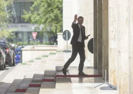 Miniștrii PSD și-au dat demisia, Bolojan a împărțit mandatele celor rămași. Nu toți social-democrații au plecat de la guvernare. Mingea e la Nicușor Dan, care nu ne spune nimic din Cipru (Video)