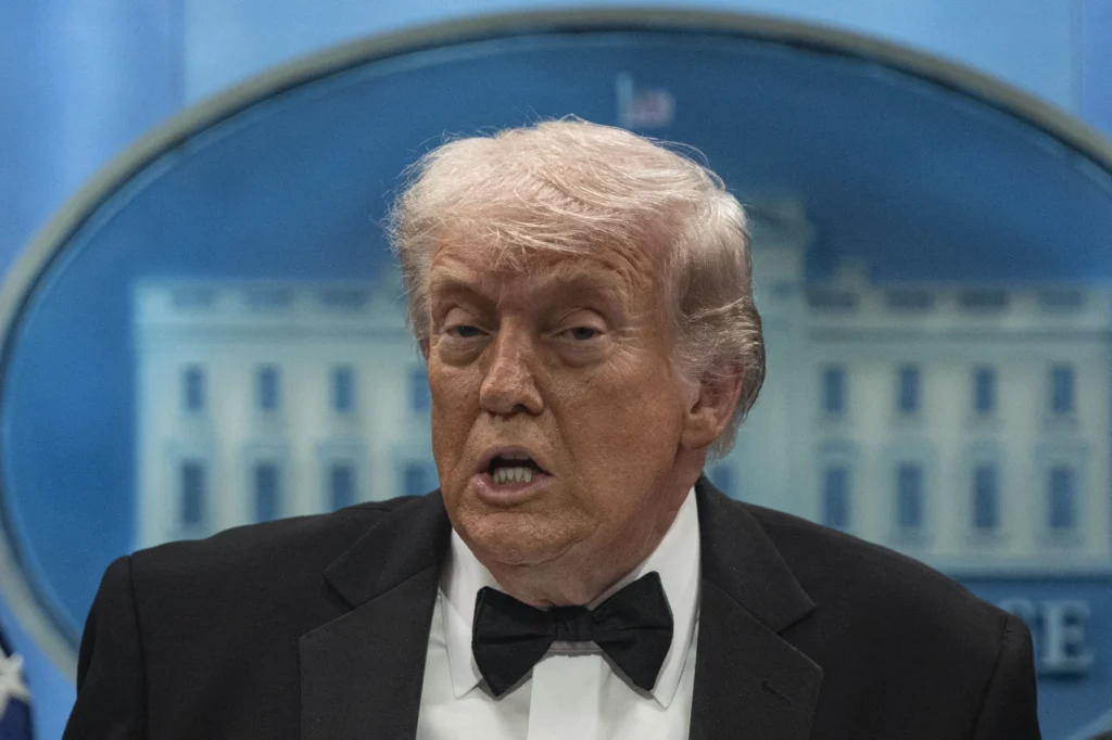 Vizibil deranjat, Trump respinge acuzațiile celui care a deschis focul la gala presei: Nu sunt un violator. Nu sunt pedofil!