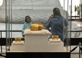 Rom&acirc;nii nu s-au &icirc;nghesuit să vadă Coiful de la Coțofenești și brățările dacice recuperate din Olanda, &icirc;n prima zi &icirc;n care au fost expuse la Muzeul de Istorie