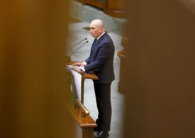 Criza politică din Rom&acirc;nia depinde de 232 de voturi &icirc;n Parlament. Cine va decide soarta Guvernului Bolojan?