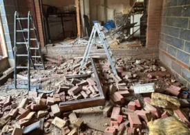 O familie a cheltuit 50.000 de euro ca să-și renoveze casa, dar constructorul a distrus-o și a chemat poliția să-i aresteze