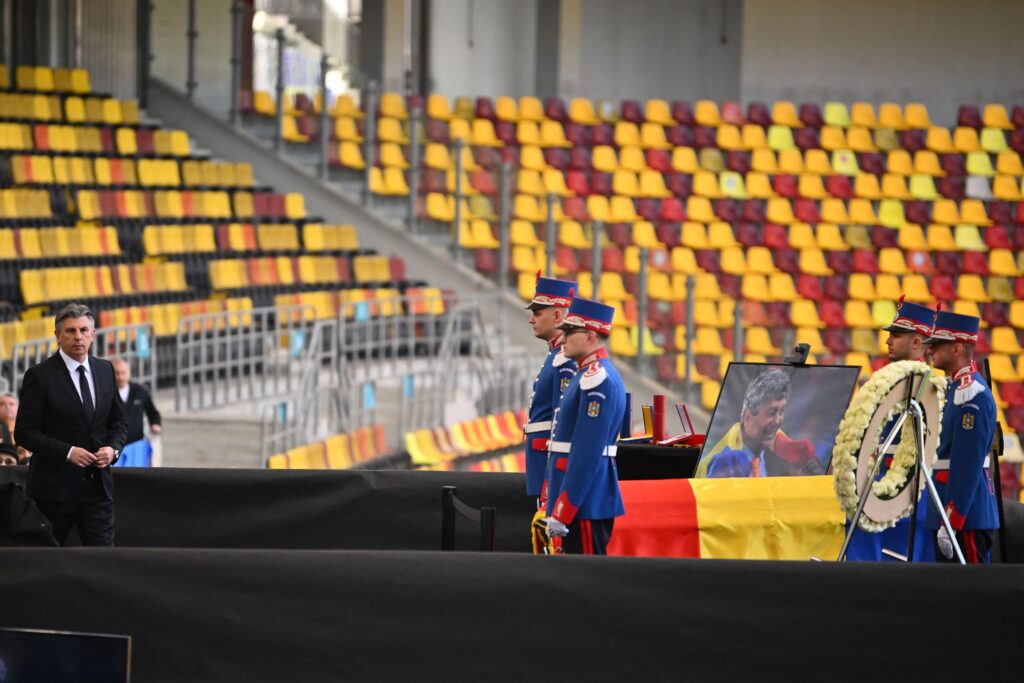 Mircea Lucescu, omagiat: Premierul Bolojan sau ambasadorul Ucrainei, printre cei care și-au luat rămas bun, la Arena Națională