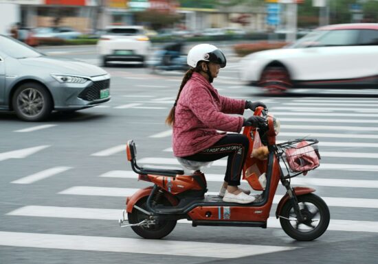 Trafic aglomerat vs. scutere electrice - o soluție modernă de deplasare