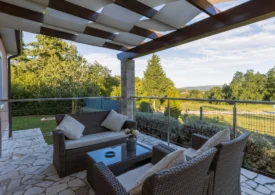 Terasa care te face să stai afară ore în șir: idei simple pentru un spațiu elegant și practic