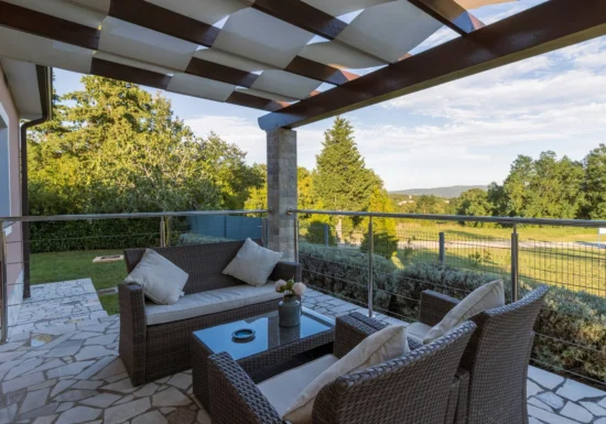 Terasa care te face să stai afară ore în șir: idei simple pentru un spațiu elegant și practic