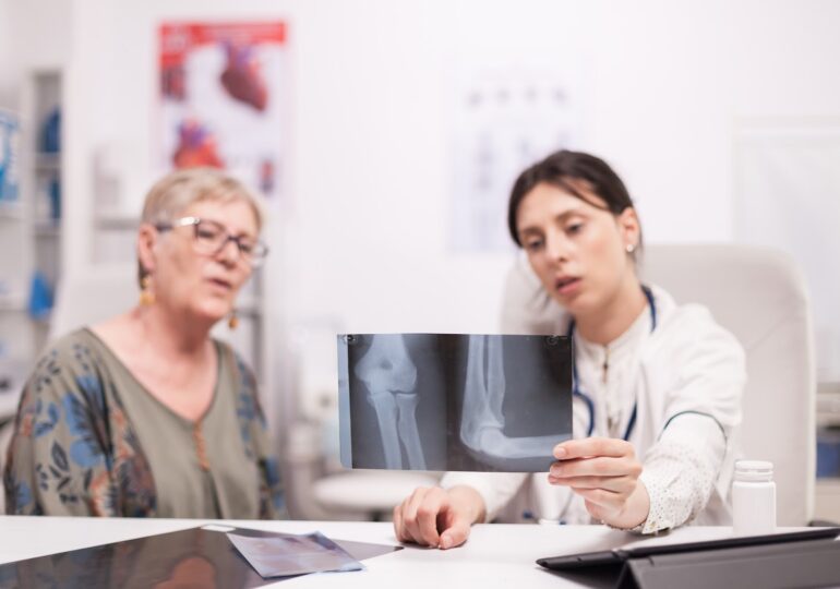 Osteoporoza și sănătatea oaselor: cum le protejezi după 40 de ani