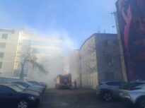 UPDATE – Incendiu cu degajări mari de fum, pe bulevardul Iancu de Hunedoara din Capitală/ Flăcările, care au cuprins materiale lemnoase, au afectat și fațada unei clădiri – FOTO