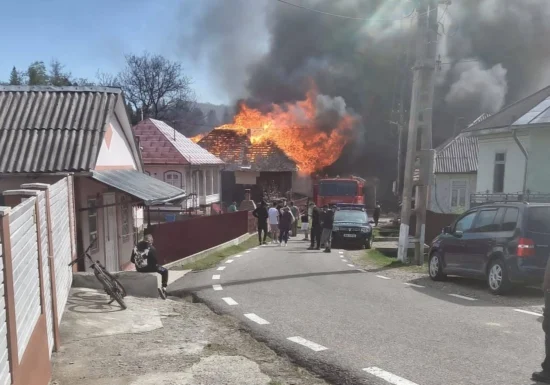 32 de case distruse într-un incendiu devastator la Soveja (Foto & Video) Guvernul promite ajutoare de urgență