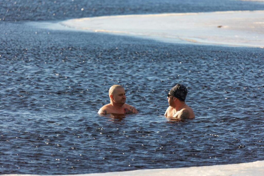 Ce fac cinci minute în apă rece pentru starea ta de spirit