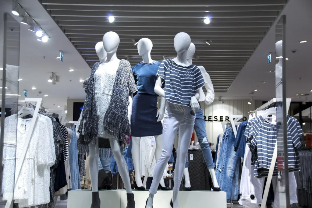 Războiul din Iran scumpește hainele: Criza poliesterului aduce risc de scumpiri pentru giganți ca Zara și H&M