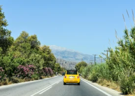 Noi reguli pentru șoferi în Grecia. Ce trebuie să ai obligatoriu în mașină dacă mergi în vacanță