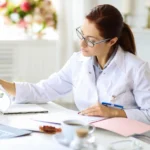 Cât vor câștiga din 2027 medicii, profesorii, magistrații și militarii. Sporurile, tăiate drastic – proiectul pentru noua lege a salarizării