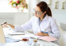 Cât vor câștiga medicii și profesorii din 2027. Sporurile, tăiate drastic – proiect