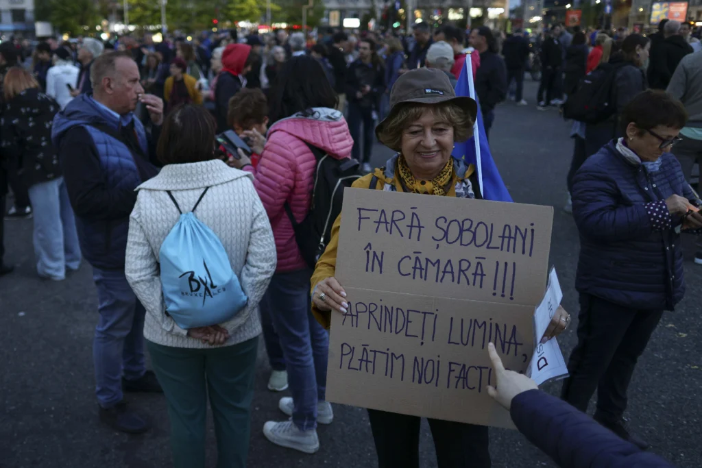 Manifestații de susținere pentru Ilie Bolojan, în Piața Victoriei. Fostul ministru Radu Berceanu a fost huiduit și scos din piață de jandarmi (Foto)