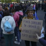 Manifestații de susținere pentru Ilie Bolojan, în Piața Victoriei. Fostul ministru Radu Berceanu a fost huiduit și scos din piață de jandarmi (Foto)