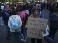 Manifestații de susținere pentru Ilie Bolojan, în Piața Victoriei. Fostul ministru Radu Berceanu a fost huiduit și scos din piață de jandarmi (Foto)