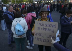 Manifestații de susținere pentru Ilie Bolojan, în Piața Victoriei. Fostul ministru Radu Berceanu a fost huiduit și scos din piață de jandarmi (Foto)