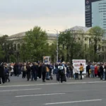 Manifestații de susținere pentru Ilie Bolojan, în Piața Victoriei. Fostul ministru Radu Berceanu a fost huiduit și scos din piață de jandarmi (Foto)