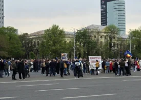 Manifestații de susținere pentru Ilie Bolojan, în Piața Victoriei. Fostul ministru Radu Berceanu a fost huiduit și scos din piață de jandarmi (Foto)