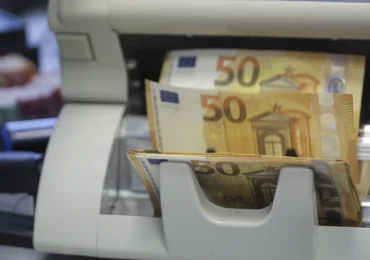 Euro sare de 5,25 lei la bănci. Leul, la minim istoric