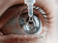 Picături de ochi din spermă de porc ar putea ajuta la tratarea Alzheimerului. Cercetătorii spun că pot pătrunde în creier