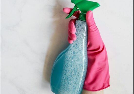 Substanțele dezinfectante de zi cu zi sunt mai periculoase inhalate decât ingerate - studiu