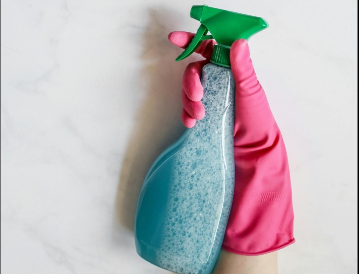 Substanțele dezinfectante de zi cu zi sunt mai periculoase inhalate decât ingerate – studiu