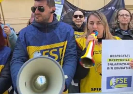 Protest la Ministerul Educației: Sindicaliștii cer revocarea circularei privind reducerea cheltuielilor de personal. Ministrul a ieșit să discute cu ei (Video)