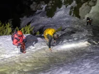 Noapte albă pentru salvamontiștii din Zărnești: Doi turiști lituanieni, blocați în Piatra Craiului, au fost salvați după o acțiune de opt ore (Foto)