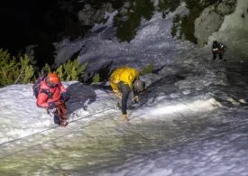 Noapte albă pentru salvamontiștii din Zărnești: Doi turiști lituanieni, blocați în Piatra Craiului, au fost salvați după o acțiune de opt ore (Foto)