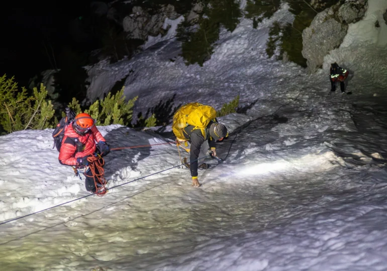 Noapte albă pentru salvamontiștii din Zărnești: Doi turiști lituanieni, blocați în Piatra Craiului, au fost salvați după o acțiune de opt ore (Foto)