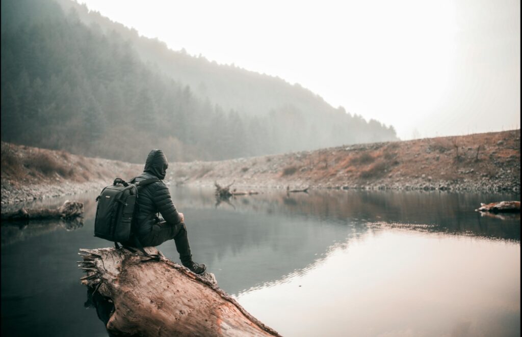 Nu te îmbolnăvește neapărat singurătatea, ci felul în care te raportezi la ea. Chiar ești mai apărat de boli dacă ai prieteni? – studiu