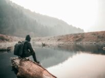 Nu te îmbolnăvește neapărat singurătatea, ci felul în care te raportezi la ea. Chiar ești mai apărat de boli dacă ai prieteni? – studiu