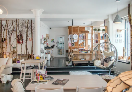 Lumină bună, facturi mai mici: cum îți pui la punct iluminatul și mobilierul fără renovare