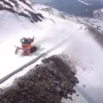 Locul din România unde zăpada ține drumurile închise în aprilie (Video)