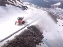 Locul din România unde zăpada ține drumurile închise în aprilie (Video)