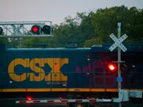 O mașină Tesla a preluat controlul și a rupt bariera chiar în fața trenului (Video)