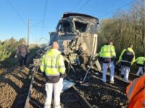 Un tren de mare viteză a lovit un camion al armatei franceze: Cel puțin un mort și 27 de răniți (Foto)