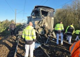Un tren de mare viteză a lovit un camion al armatei franceze: Cel puțin un mort și 27 de răniți (Foto)
