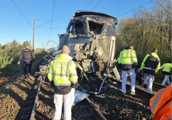 Un tren de mare viteză a lovit un camion al armatei franceze: Cel puțin un mort și 27 de răniți (Foto)