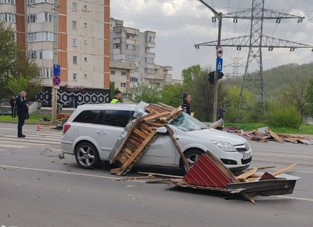 Vântul face ravagii în țară: un bărbat a murit la Huși, zeci de localități sunt afectate. Peste 35.000 de oameni au rămas fără curent (Video)