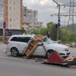 Vântul face ravagii în țară: un bărbat a murit la Huși, zeci de localități sunt afectate. Peste 35.000 de oameni au rămas fără curent (Video)