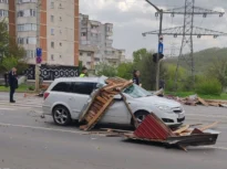 Vântul a făcut ravagii în țară: un bărbat a murit la Huși, zeci de localități afectate. Peste 35.000 de oameni au rămas fără curent (Video)