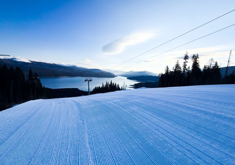 Atmosferă ca de Crăciun la munte, în prag de Paște. La Voineasa și în Munții Șureanu ninge, iar zăpada s-a așternut în strat gros (Video)