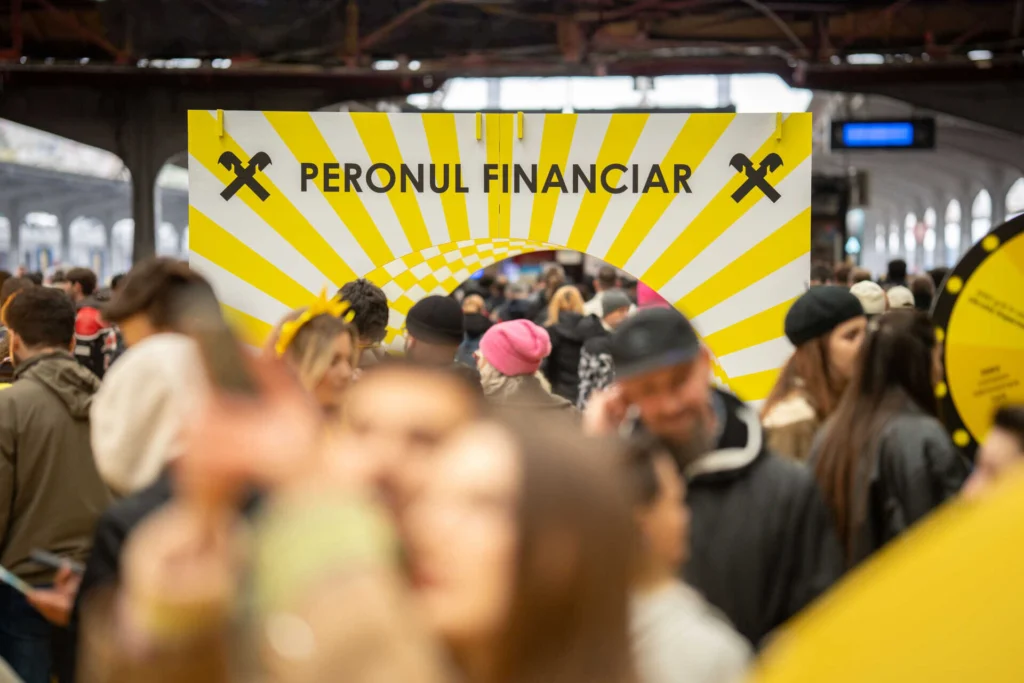 Mii de români au primit sfaturi financiare la Peronul Financiar, înainte de plecarea în mini-vacanța de 1 Mai