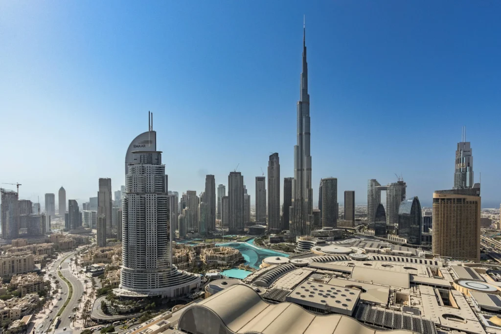 Emiratele Arabe interceptează rachete lansate din Iran. Alertă de raid aerian la Dubai