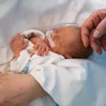 Cu o mortalitate infantilă în creștere, România se situează printre statele UE cu cel mai mic procent din PIB alocat cheltuielilor publice pentru sănătate: 35 de unități medicale cer sprijin
