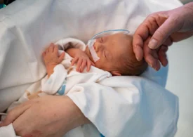 Cu o mortalitate infantilă în creștere, România se situează printre statele UE cu cel mai mic procent din PIB alocat cheltuielilor publice pentru sănătate: 35 de unități medicale cer sprijin